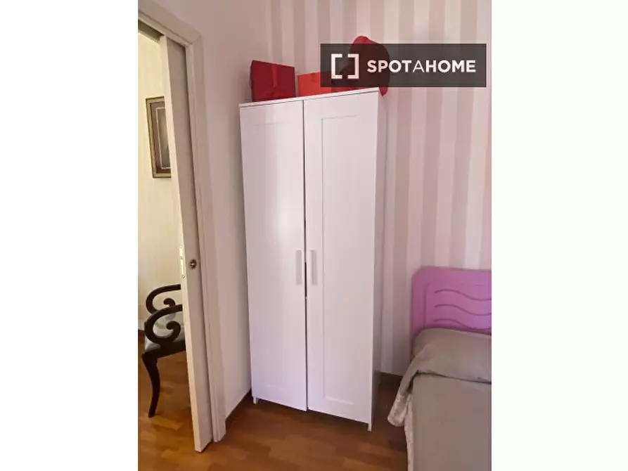 Immagine 17 di Camera condivisa in affitto  in Via Posillipo a Napoli