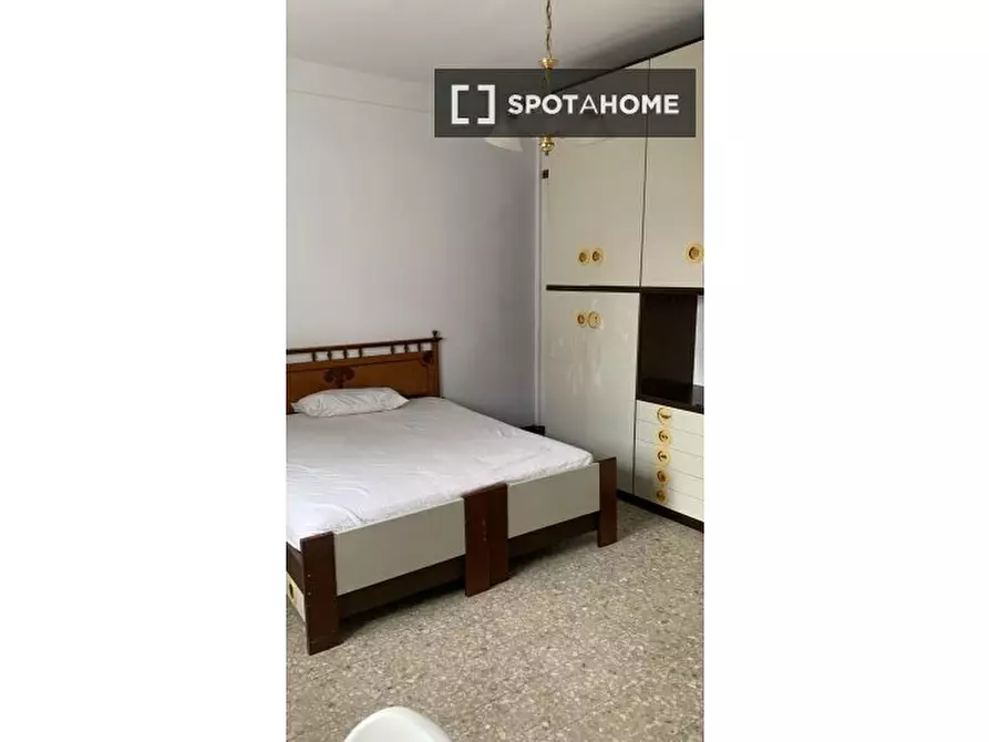 Immagine 2 di Camera condivisa in affitto  in Via Cornelio Sisenna a Roma