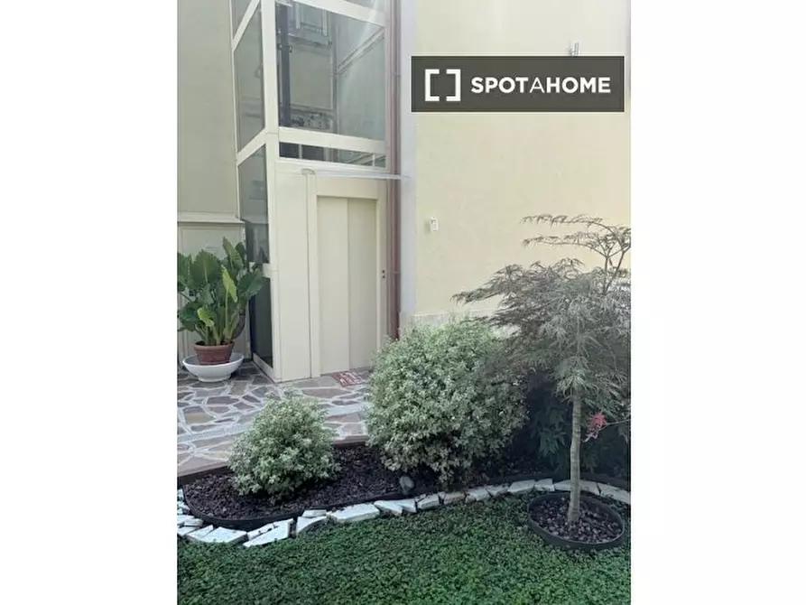 Immagine 5 di Camera condivisa in affitto  in Via dell'Agro Curziano a Roma