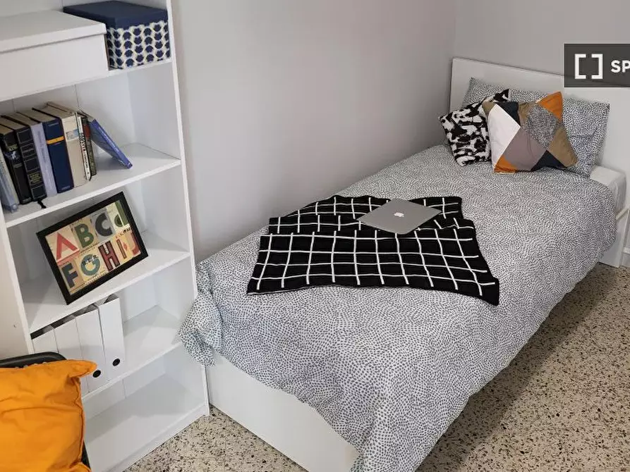 Immagine 1 di Camera condivisa in affitto  in Vico Campane a Donnalbina n. a Napoli