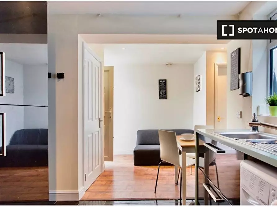 Immagine 3 di Camera condivisa in affitto  in Lower Richmond Road a Wandsworth