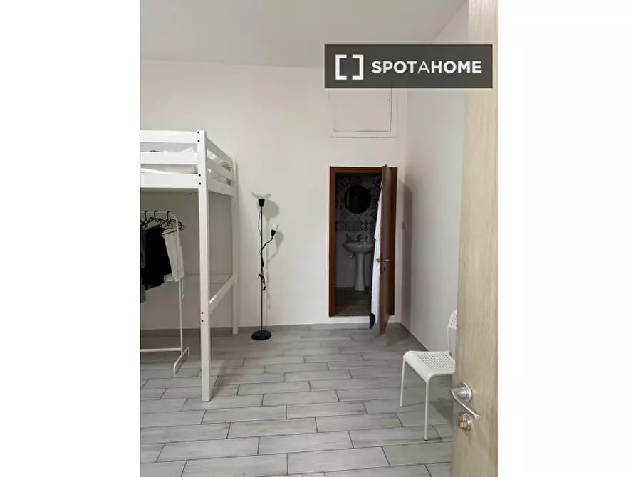 Immagine 13 di Camera condivisa in affitto  in Via Pietro Trinchera a Napoli