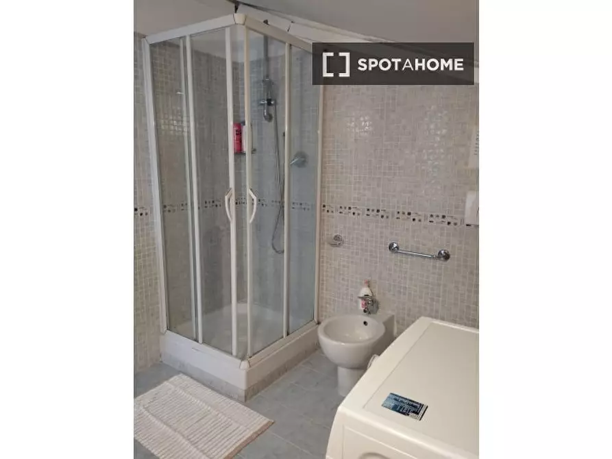 Immagine 6 di Camera condivisa in affitto  in Piazza Eschilo a Roma