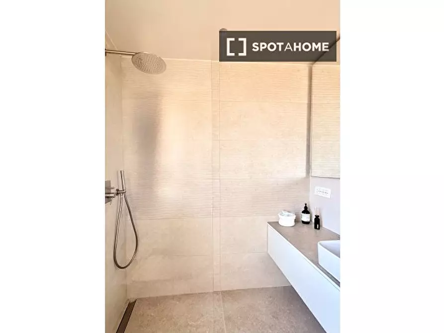 Immagine 10 di Appartamento in affitto  in Via Taranto a Roma