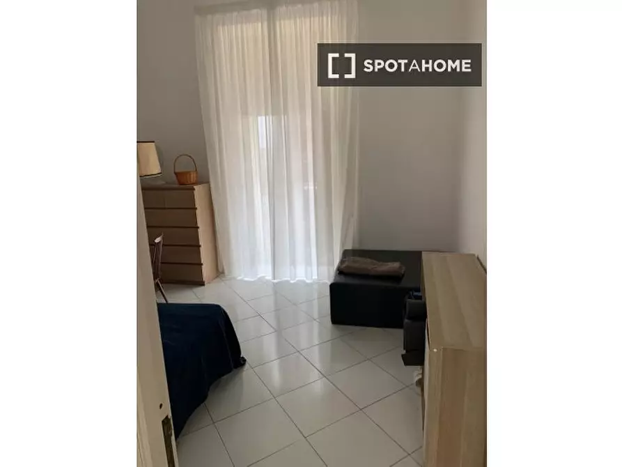 Immagine 2 di Camera condivisa in affitto  in Via Rita Atria a Napoli