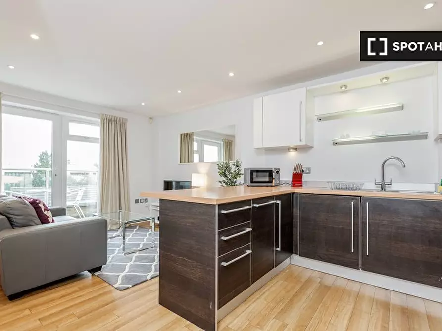 Immagine 5 di Appartamento in affitto  in Walnut Tree Cl a Guildford