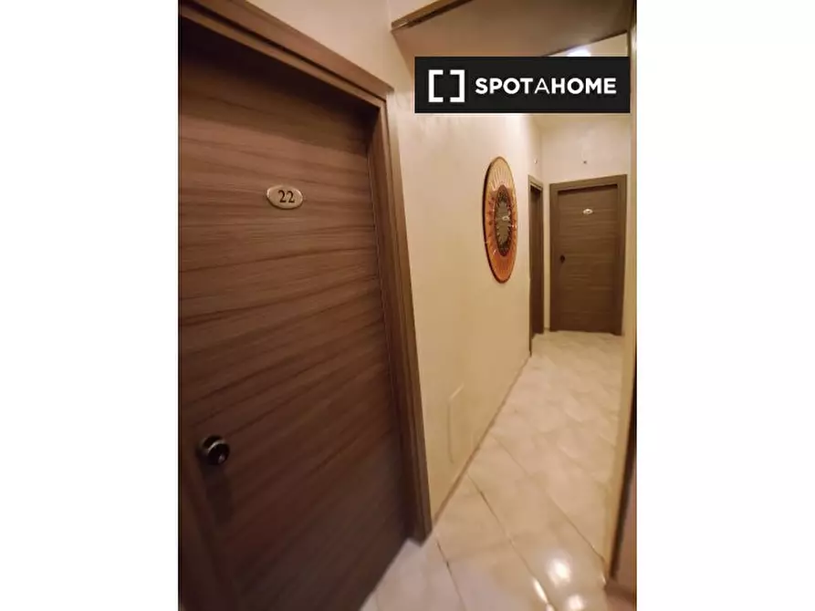 Immagine 9 di Camera condivisa in affitto  in Via Genova a Napoli