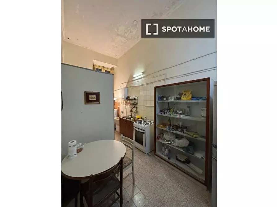 Immagine 14 di Camera condivisa in affitto  in Via Brombeis a Napoli