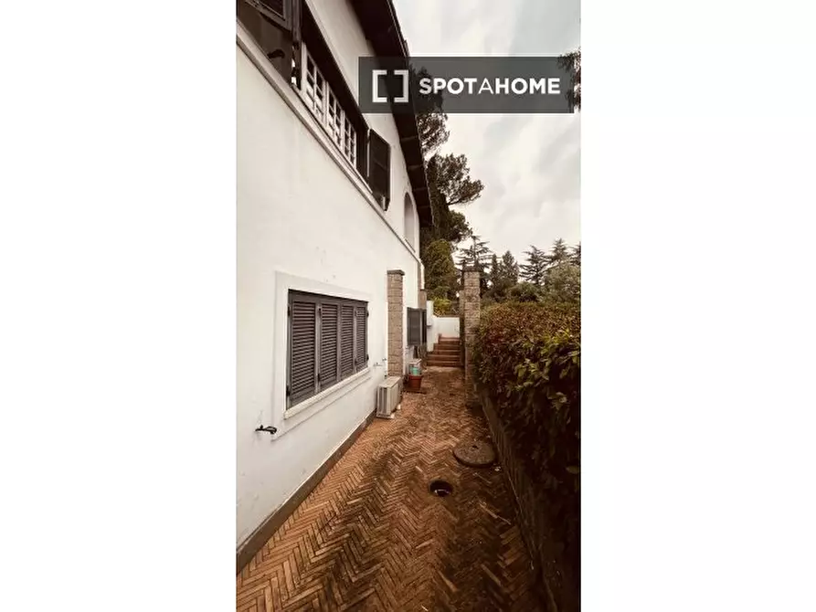 Immagine 17 di Camera condivisa in affitto  in Via della Camilluccia a Roma