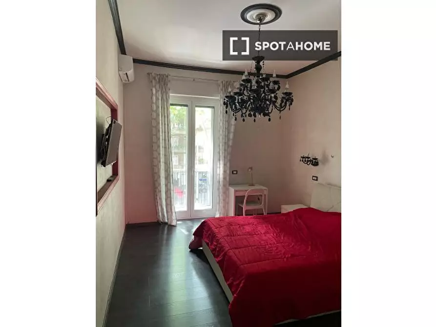Immagine 1 di Camera condivisa in affitto  in Via dei Campi Flegrei a Roma