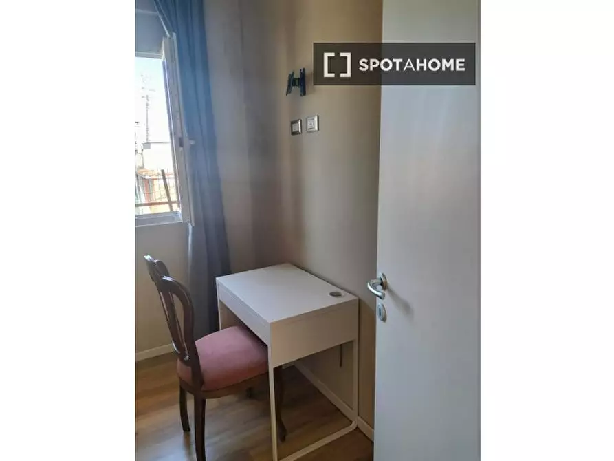 Immagine 2 di Camera condivisa in affitto  in Via delle Acacie a Roma