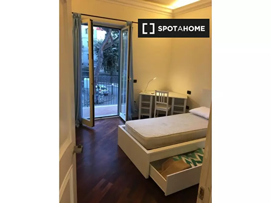 Immagine 7 di Camera condivisa in affitto  in Via Mario Gigante a Napoli