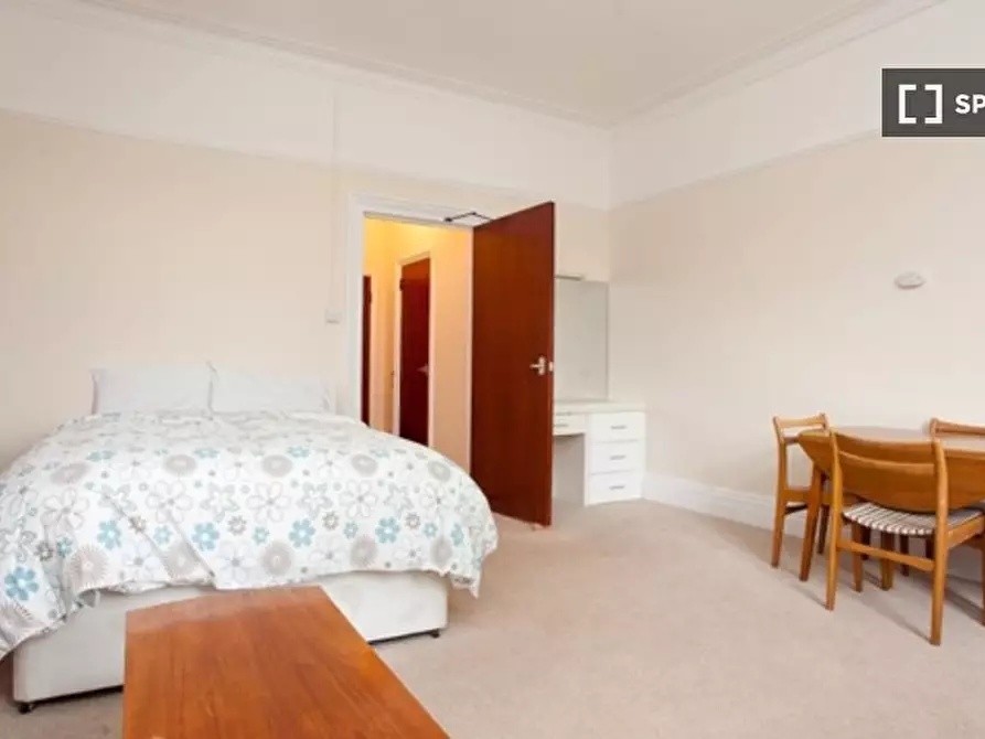Immagine 3 di Ufficio in affitto  in Saint Anns Villas  /FR a Kensington