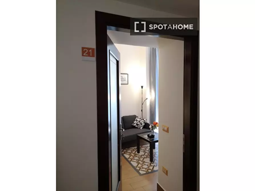 Immagine 14 di Camera condivisa in affitto  in Via Enrico Pessina n. a Napoli