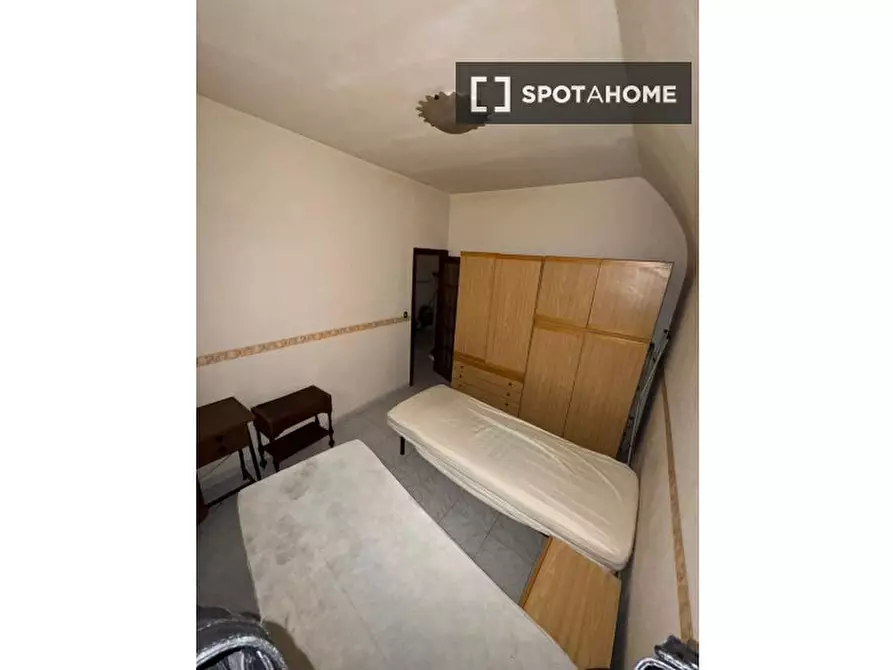 Immagine 4 di Camera condivisa in affitto  in Str. dell'Anticaglia a Napoli