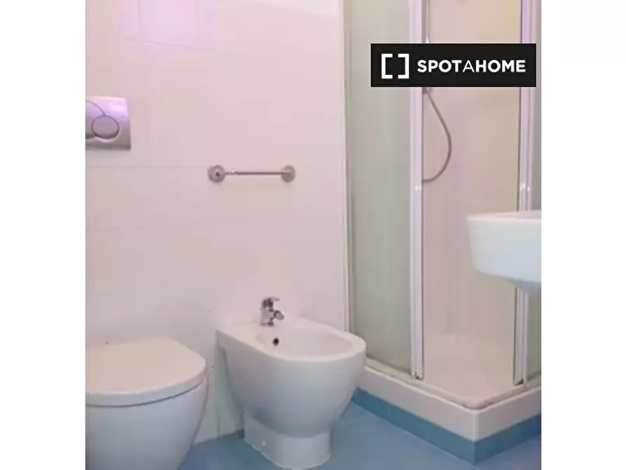 Immagine 4 di Camera condivisa in affitto  in Viale dei Quattro Venti a Roma