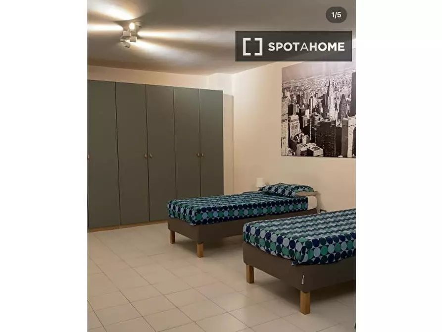 Immagine 19 di Camera condivisa in affitto  in Via Pasquale Frustaci a Napoli