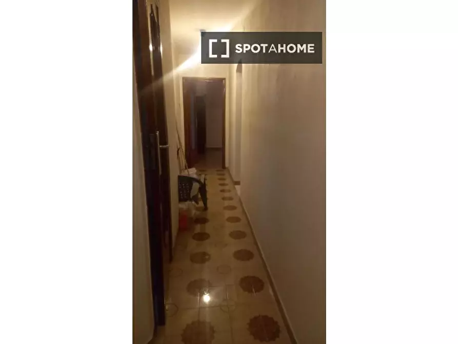 Immagine 3 di Camera condivisa in affitto  in Via Carbonara a Napoli