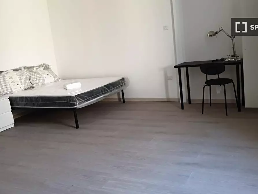 Immagine 2 di Camera condivisa in affitto  in Via Portacarrese a Montecalvario a Napoli