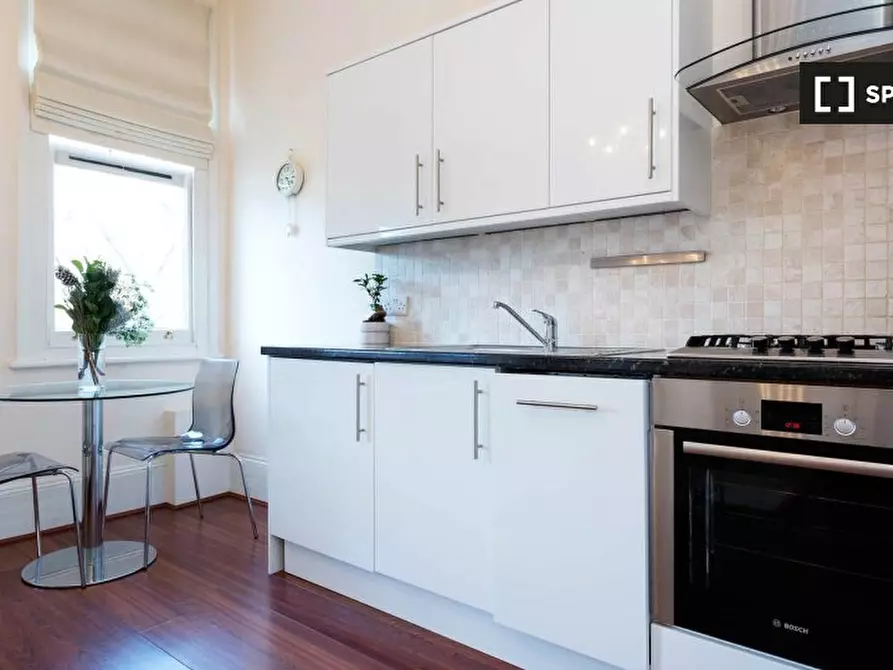 Immagine 5 di Appartamento in affitto  in Cornwall Cres a Kensington