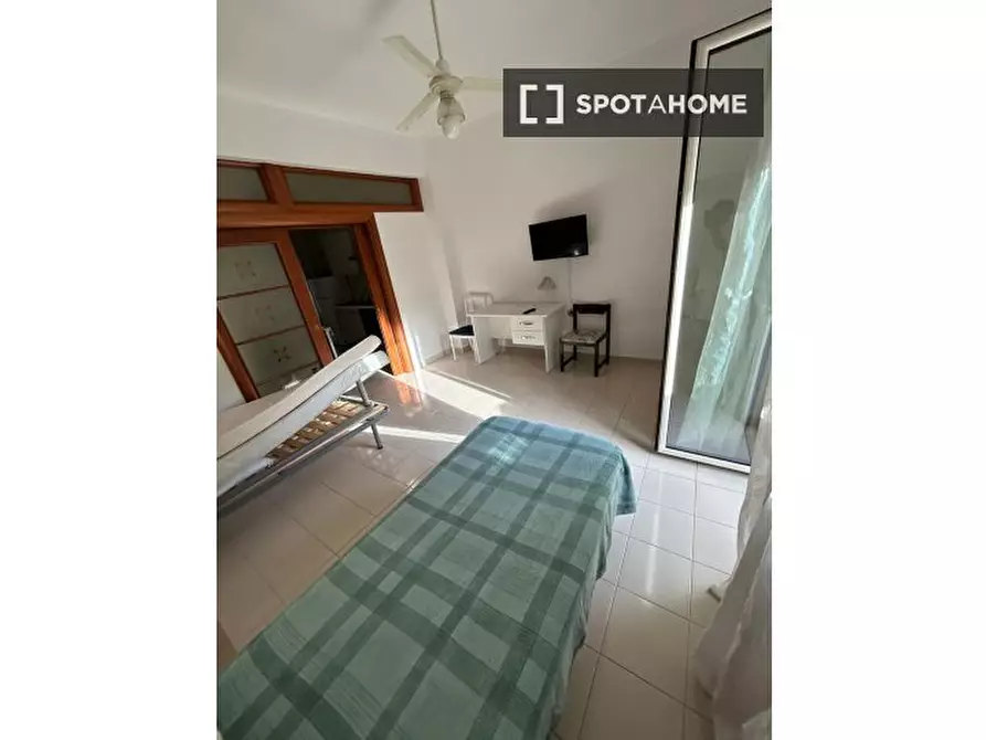 Immagine 1 di Camera condivisa in affitto  in Via Consalvo a Napoli