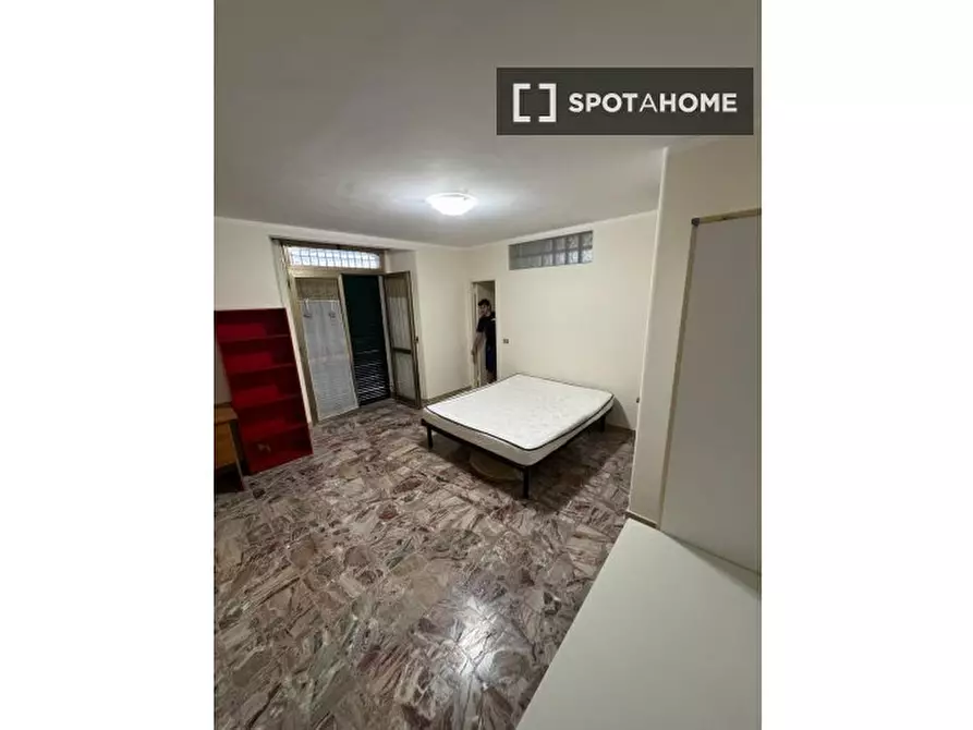 Immagine 1 di Camera condivisa in affitto  in Via Ventaglieri a Napoli