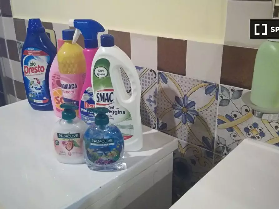 Immagine 10 di Camera condivisa in affitto  in Via Cosenza a Napoli