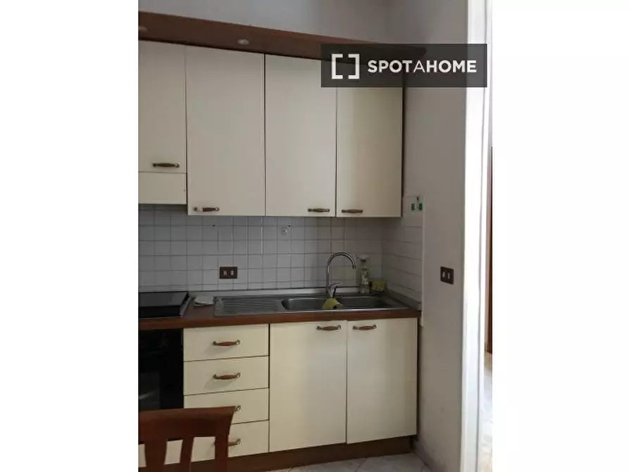 Immagine 3 di Camera condivisa in affitto  in Via Giovanni Brancaleone a Roma
