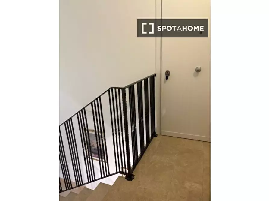 Immagine 1 di Camera condivisa in affitto  in Via dell'Agro Curziano a Roma