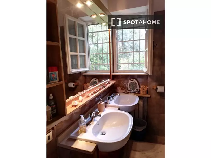 Immagine 5 di Camera condivisa in affitto  in Vicolo Casale Lumbroso a Roma