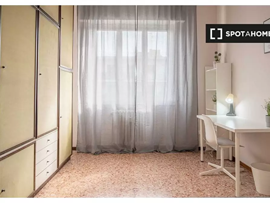 Immagine 2 di Camera condivisa in affitto  in Via Angera a Milano