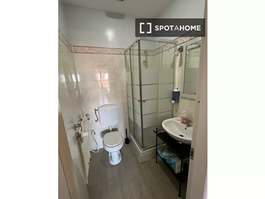 Immagine 6 di Camera condivisa in affitto  in Via Appia Nuova a Roma