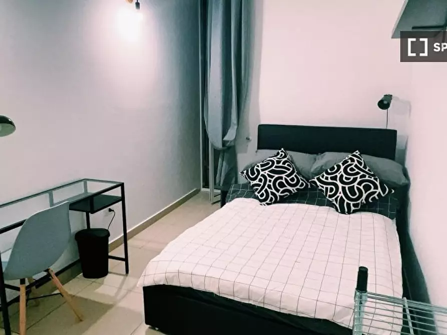 Immagine 17 di Camera condivisa in affitto  in Via Stella a Napoli