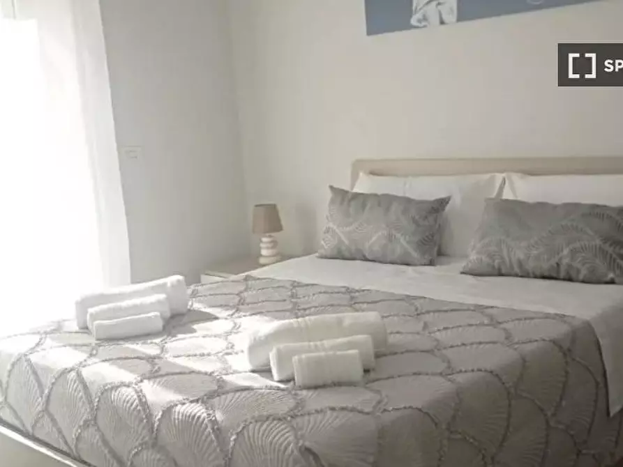 Immagine 4 di Camera condivisa in affitto  in Via Marco Aurelio Severino a Napoli