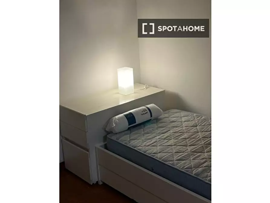 Immagine 8 di Camera condivisa in affitto  in Via Valdinievole a Roma