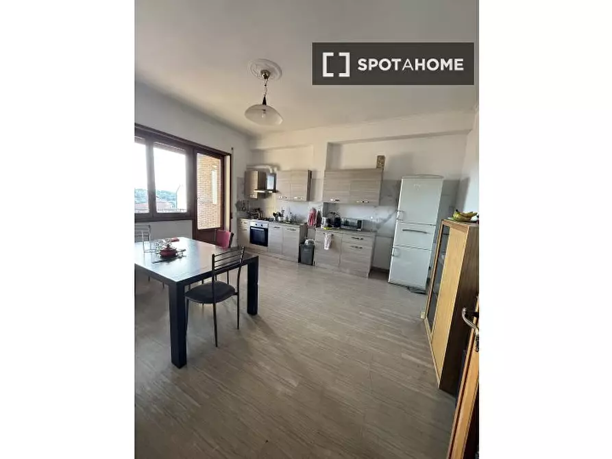 Immagine 4 di Camera condivisa in affitto  in Via Angelo Marabini a Roma