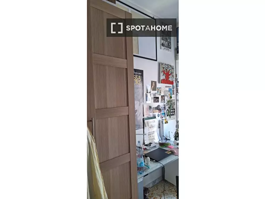 Immagine 2 di Camera condivisa in affitto  in Via Pietro de Cristofaro a Roma