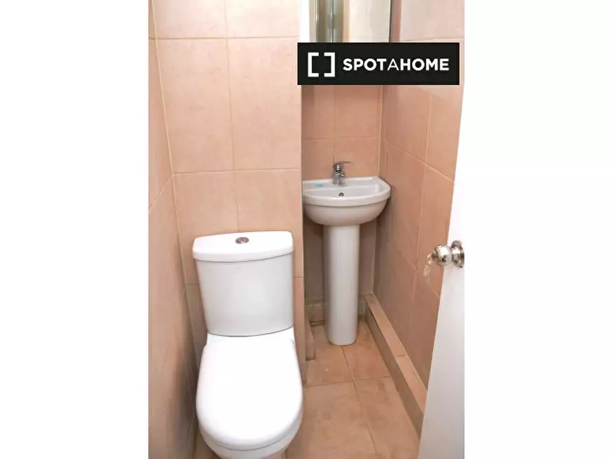 Immagine 5 di Appartamento in affitto  in Frobisher Gdns a 