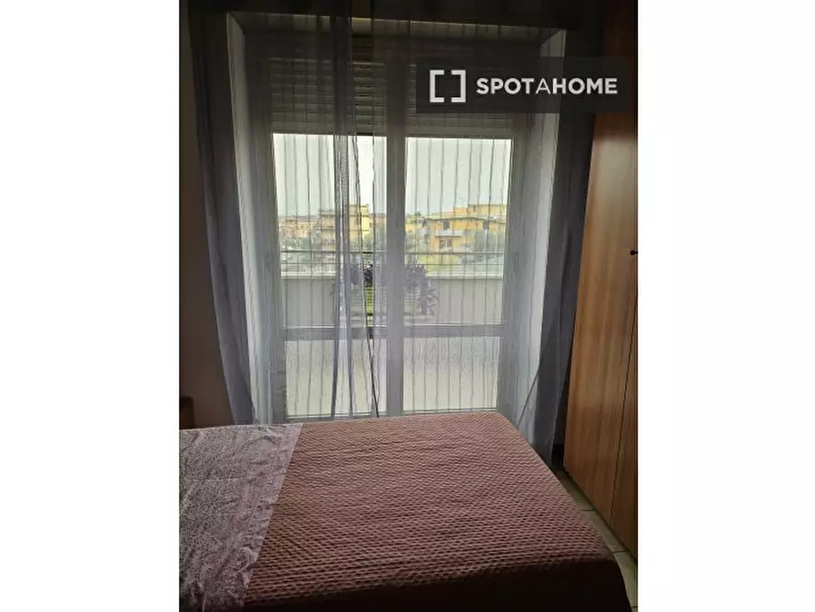 Immagine 13 di Camera condivisa in affitto  in Via dei Centauri a Roma