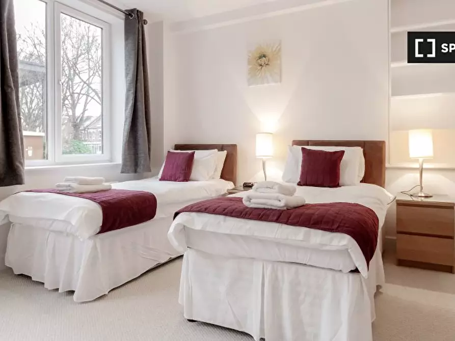 Immagine 11 di Appartamento in affitto  in Group House a Sutton