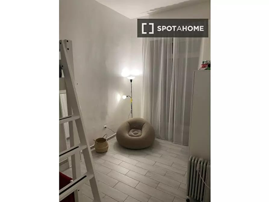 Immagine 5 di Camera condivisa in affitto  in Via Pietro Trinchera a Napoli