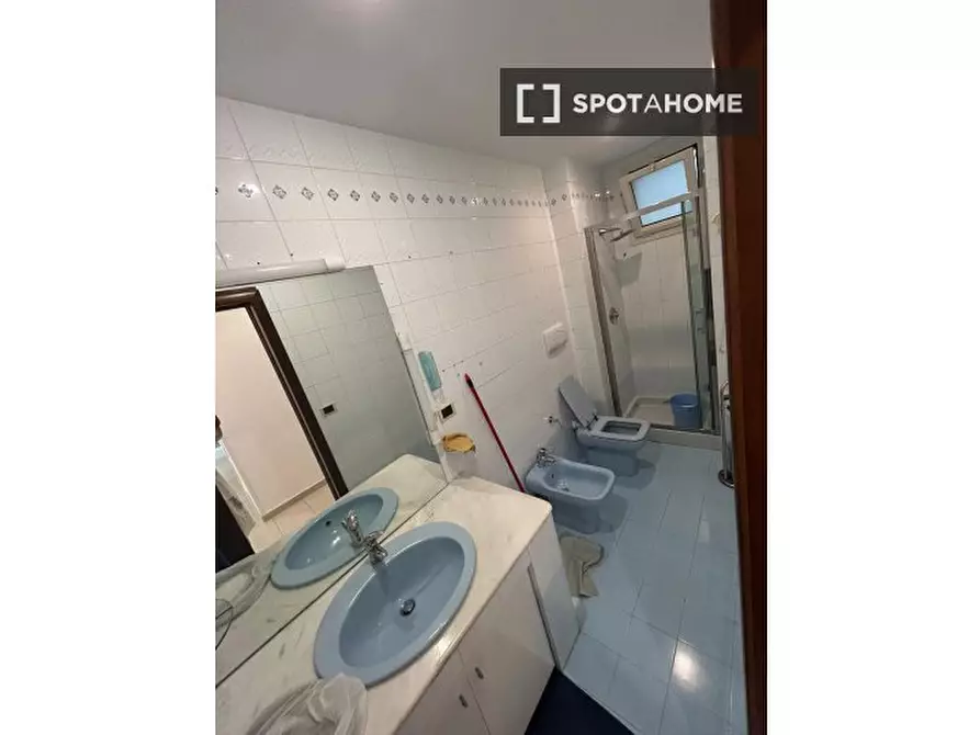 Immagine 3 di Camera condivisa in affitto  in Via Consalvo a Napoli