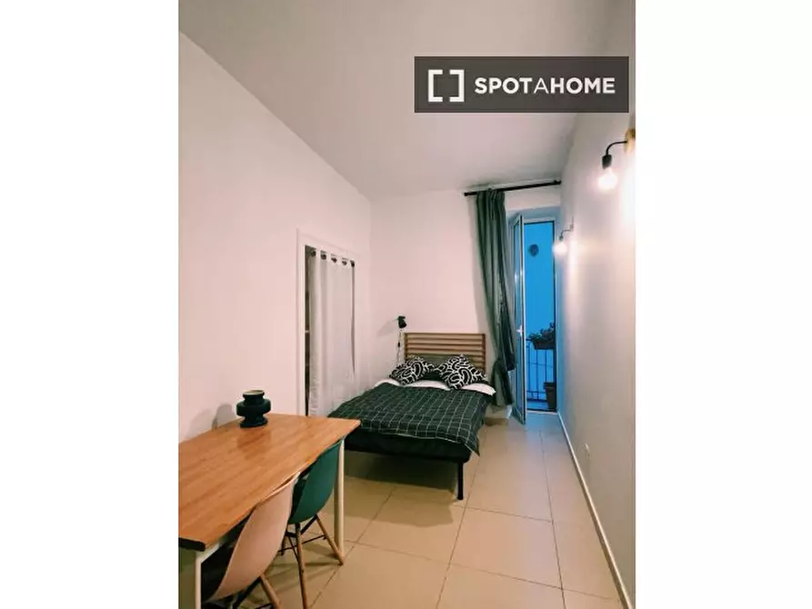 Immagine 7 di Camera condivisa in affitto  in Via Stella a Napoli