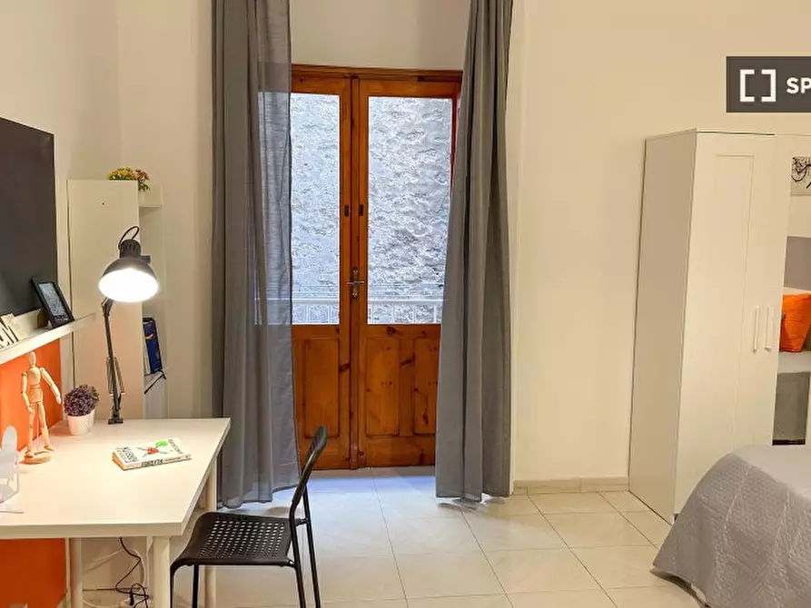 Immagine 18 di Camera condivisa in affitto  in Vico Sedil Capuano a Napoli