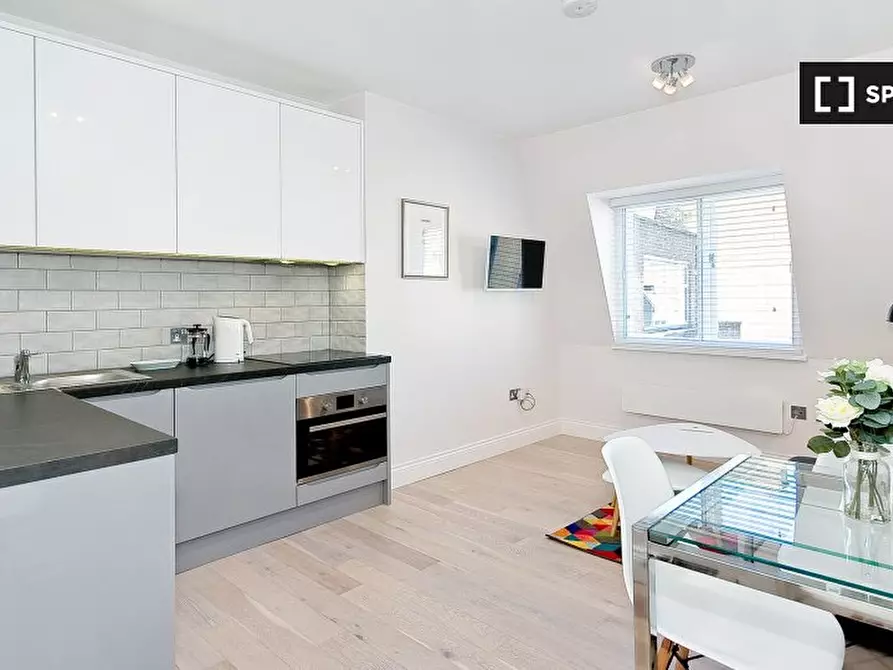 Immagine 3 di Appartamento in affitto  in Flat 7 Greek St a 
