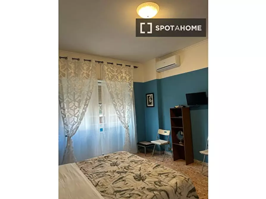 Immagine 3 di Camera condivisa in affitto  in Viale di Vigna Pia a Roma