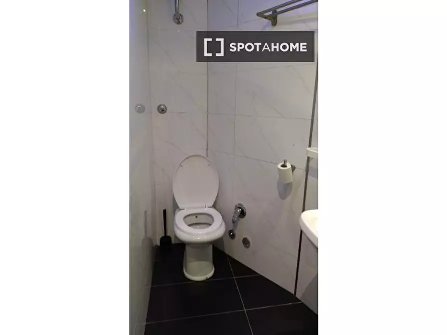 Immagine 17 di Camera condivisa in affitto  in V.le Leonardo da Vinci a Roma