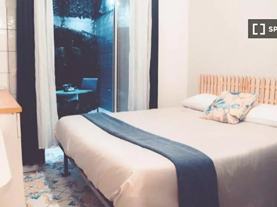 Immagine 1 di Camera condivisa in affitto  in V. Salvator Rosa a Napoli