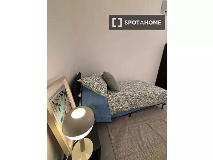 Immagine 16 di Camera condivisa in affitto  in P.za Cavour a Napoli