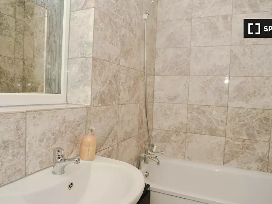 Immagine 12 di Camera condivisa in affitto  in Prince Regent Ln a East Ham